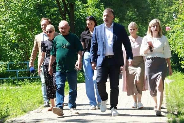В Оболенске отремонтировали тротуар у школы и обновляют освещение мемориала