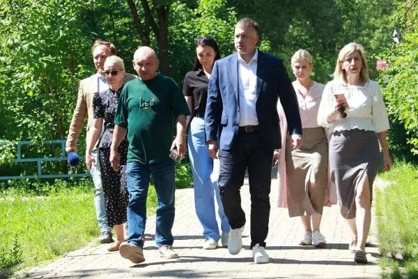 В Оболенске отремонтировали тротуар у школы и обновляют освещение мемориала