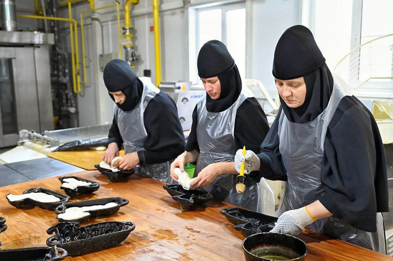 К Рождеству в Серпуховском монастыре испекли традиционные агнцы