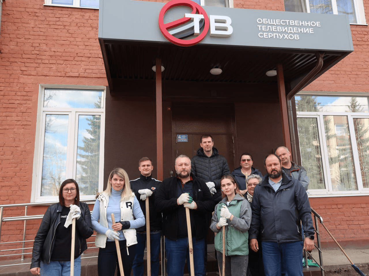 Чистота и порядок: сотрудники "Серпуховского информационного агентства" продолжают делать город чище