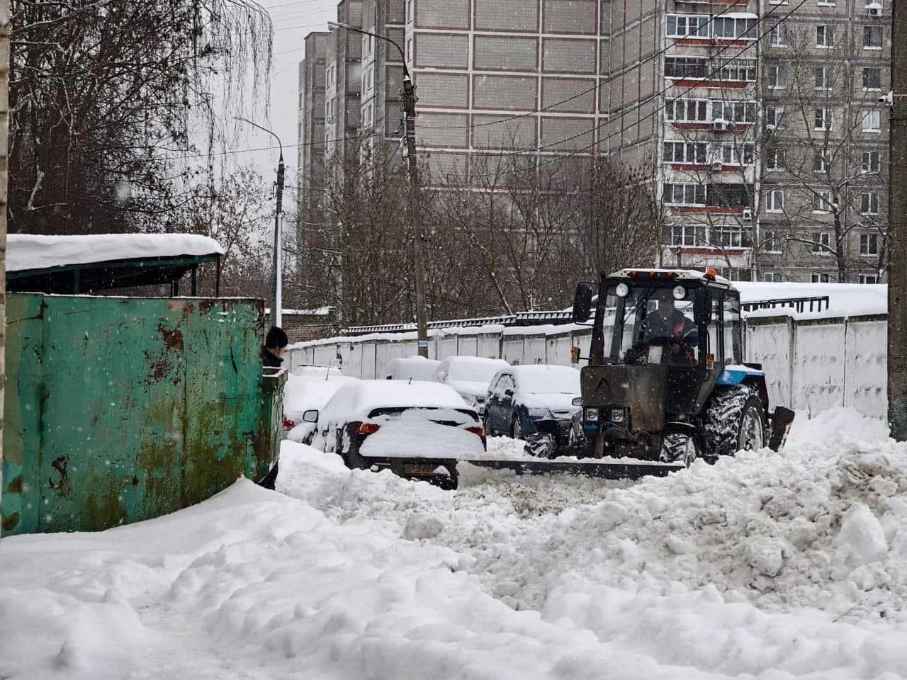 При уборке снега особое внимание уделяется расчистке подъездных путей к местам накопления ТКО