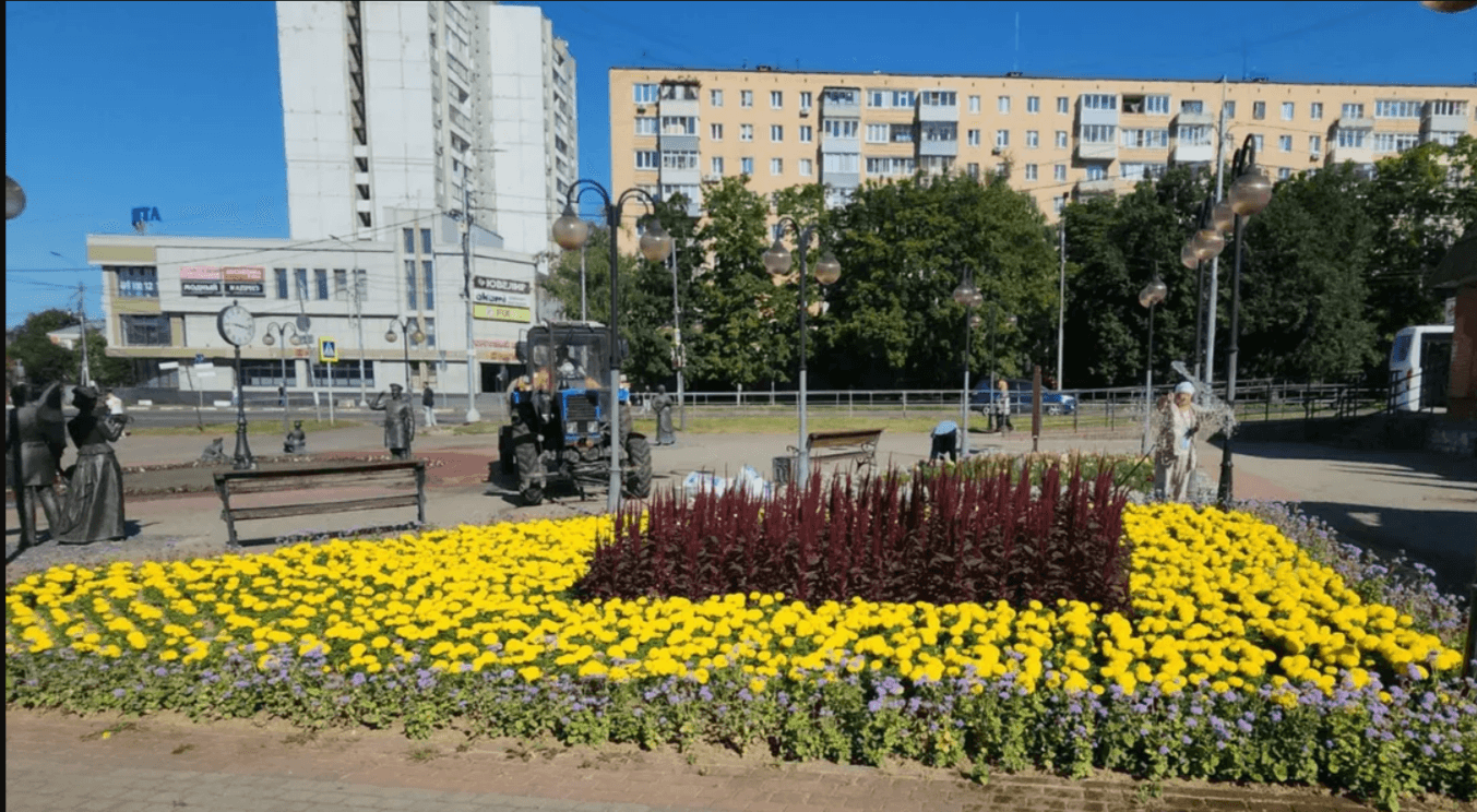 В Серпухове приводят в порядок клумбы на Сенной площади