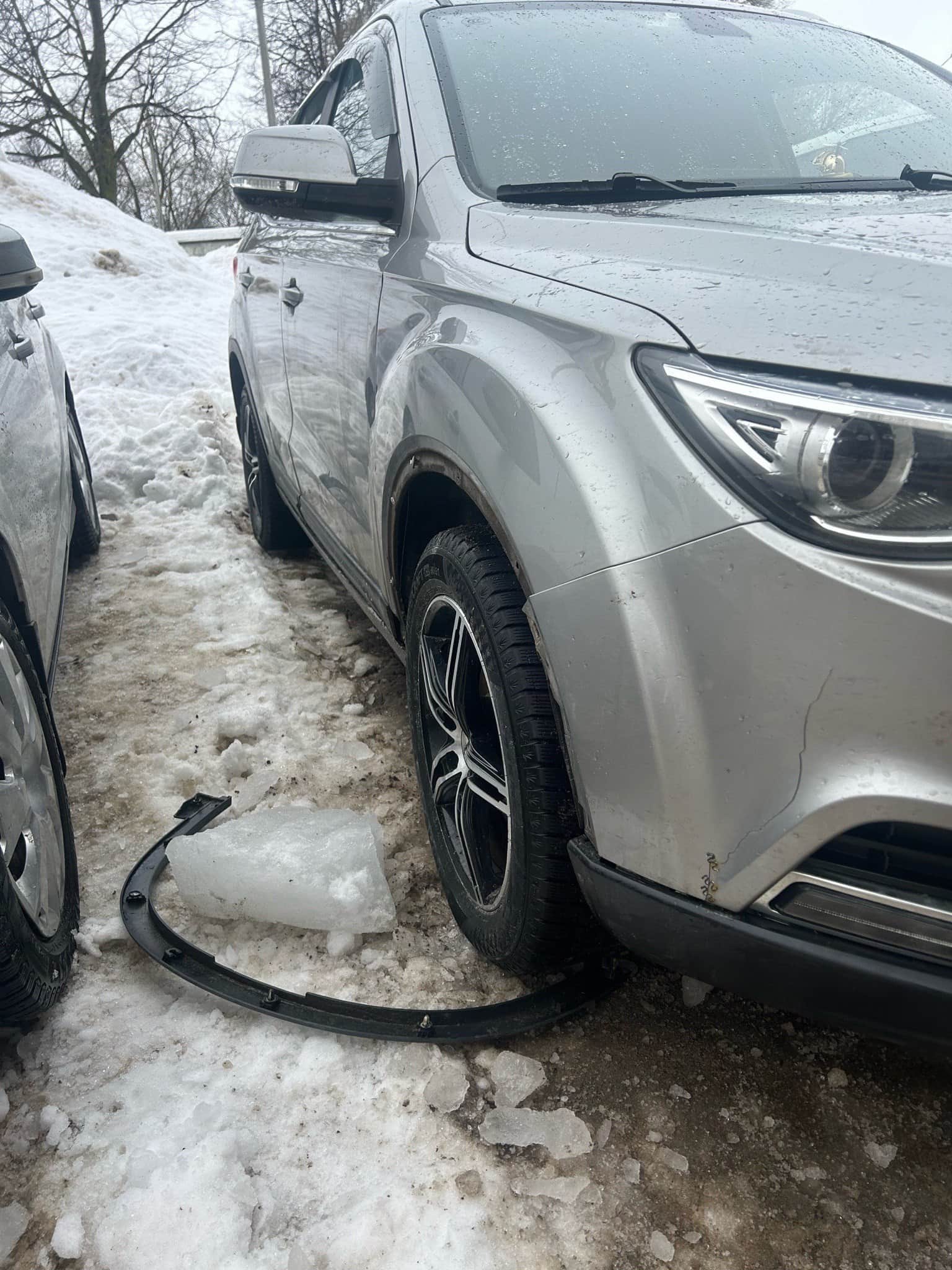 На Ворошилова лед рухнул на машины
