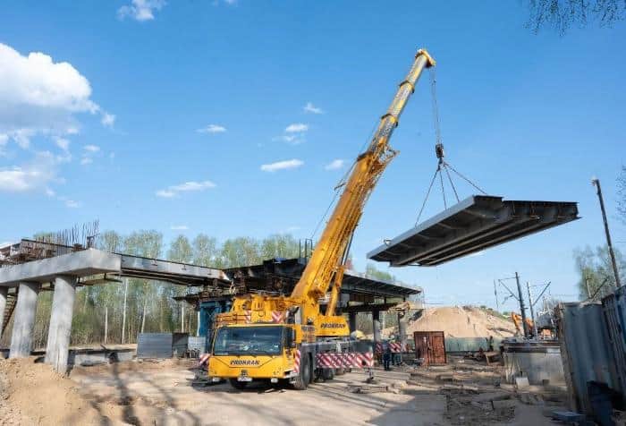 В Лукино доставили 350-тонный кран для монтажа пролётов путепровода