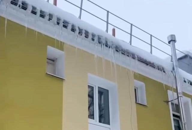 В микрорайоне Ногина нашли сосульки, мусор у подъезда и незаконную рекламу