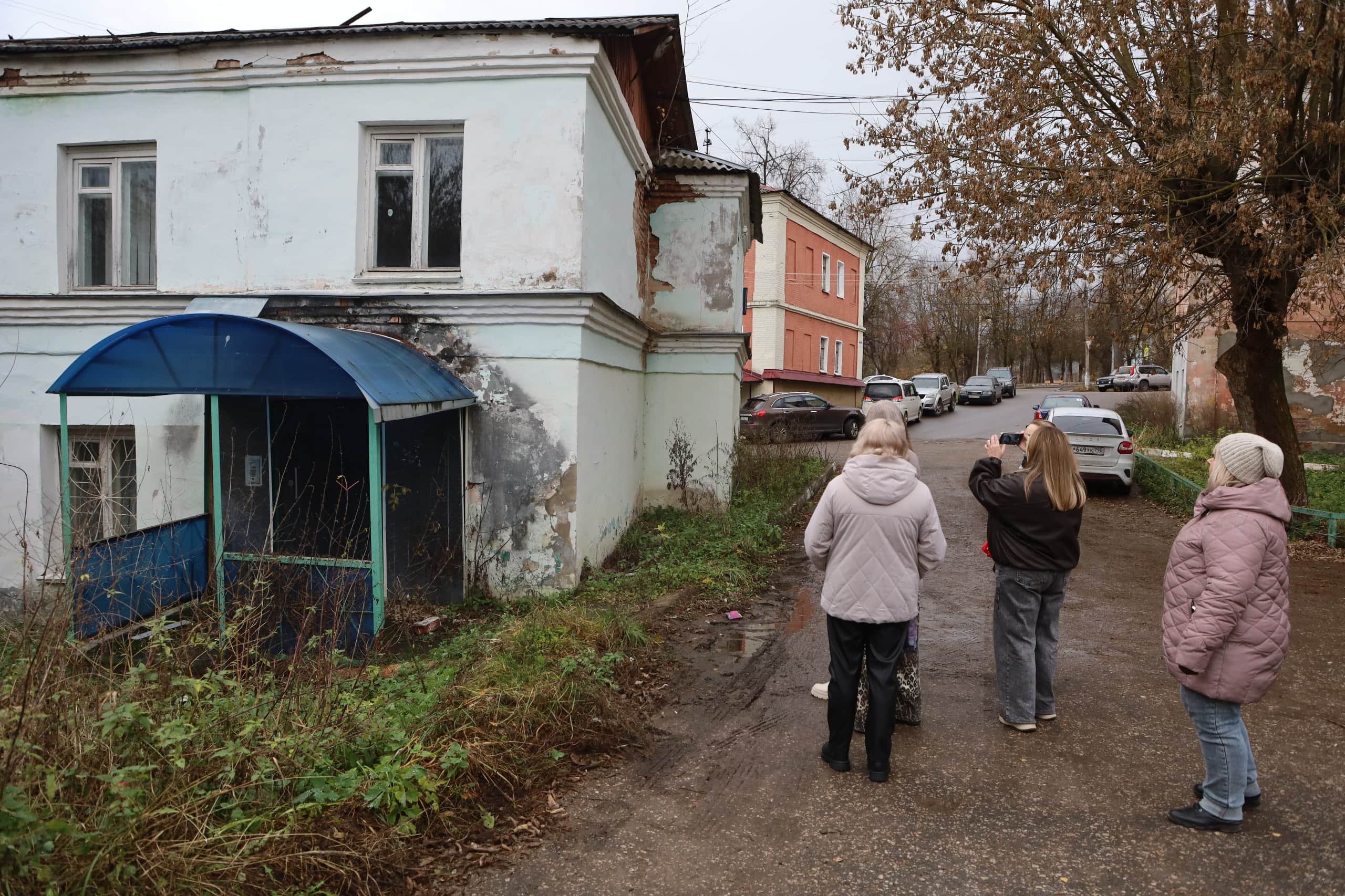 Комиссия проверила дворы на улице Химиков в Серпухове
