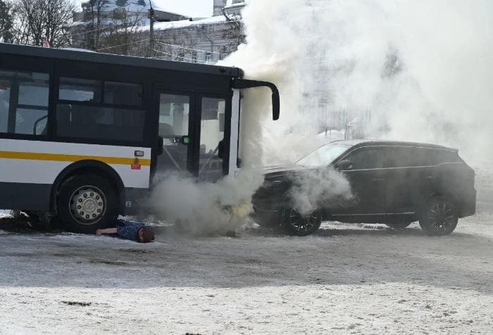 В Серпухове спасатели тушили автобус и "спасали" студентов