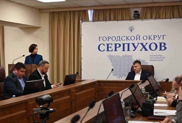 На оперативке в Серпухове обсудили дороги, запись к врачам и бесхозные квартиры