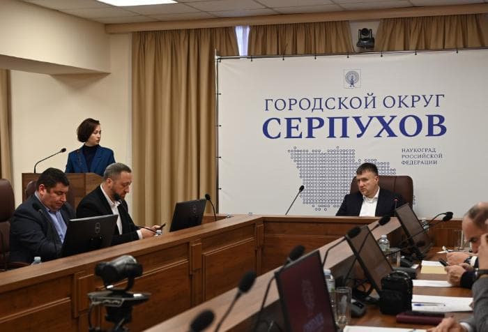 На оперативке в Серпухове обсудили дороги, запись к врачам и бесхозные квартиры