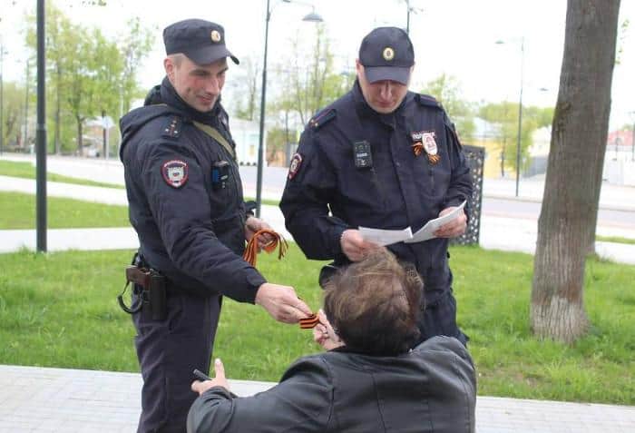 Серпуховские полицейские вручают георгиевские ленточки к 80-летию Победы