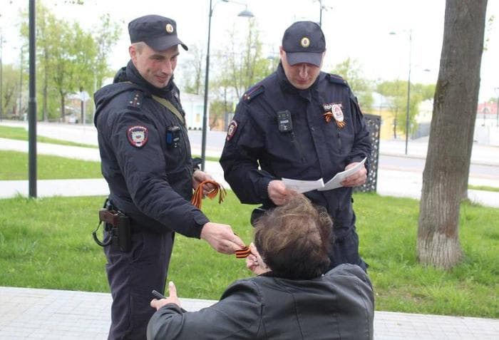 Серпуховские полицейские вручают георгиевские ленточки к 80-летию Победы
