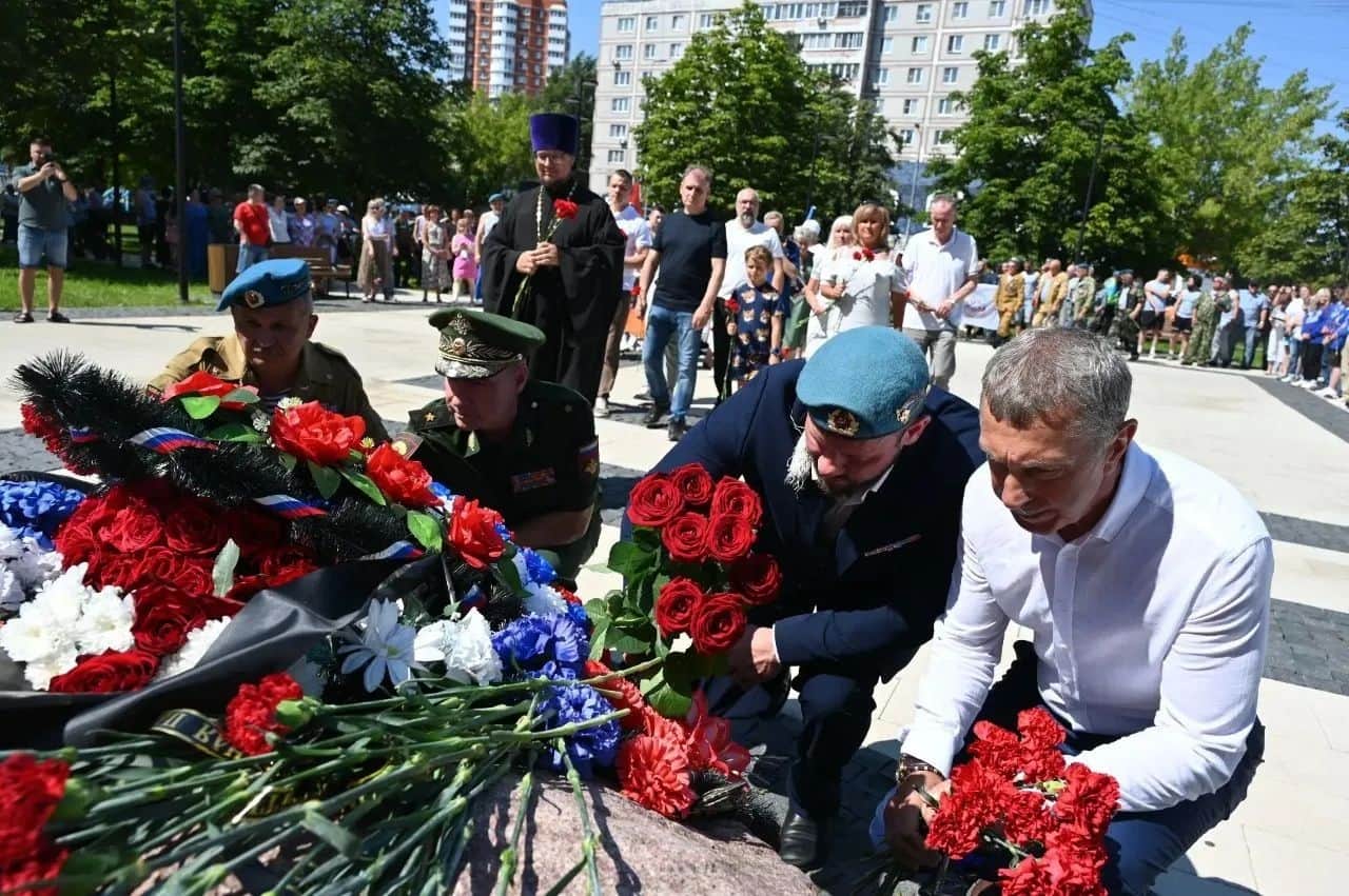 В Серпухове колонна ВДВ проехала по главным улицам и возложила цветы к «Черному тюльпану»