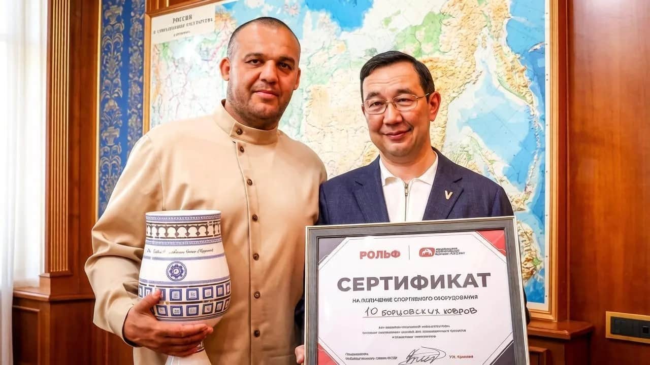 Кремлёв передал Якутии борцовские ковры и детскую экипировку