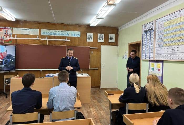 Серпуховским гимназистам рассказали об опасности легких денег в интернете