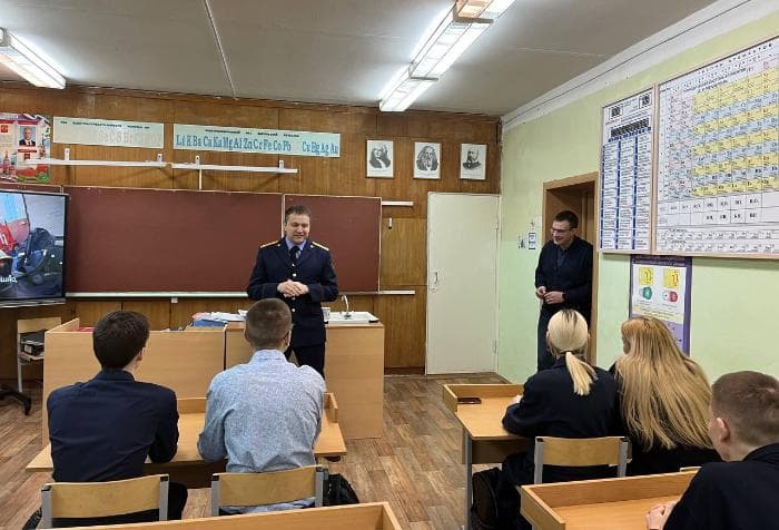 Серпуховским гимназистам рассказали об опасности легких денег в интернете