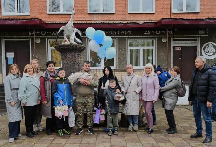 Как в сказке: в Серпухове жену военнослужащего поздравили с третьим сыном