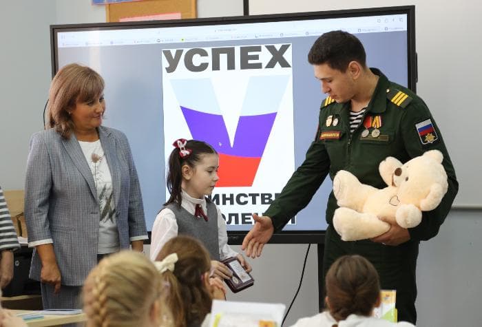 В Серпухове ученицу школы №18 наградили медалью за помощь воинам России
