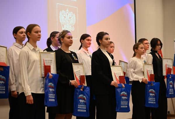 В Серпухове 11 подростков получили первые паспорта в День Конституции