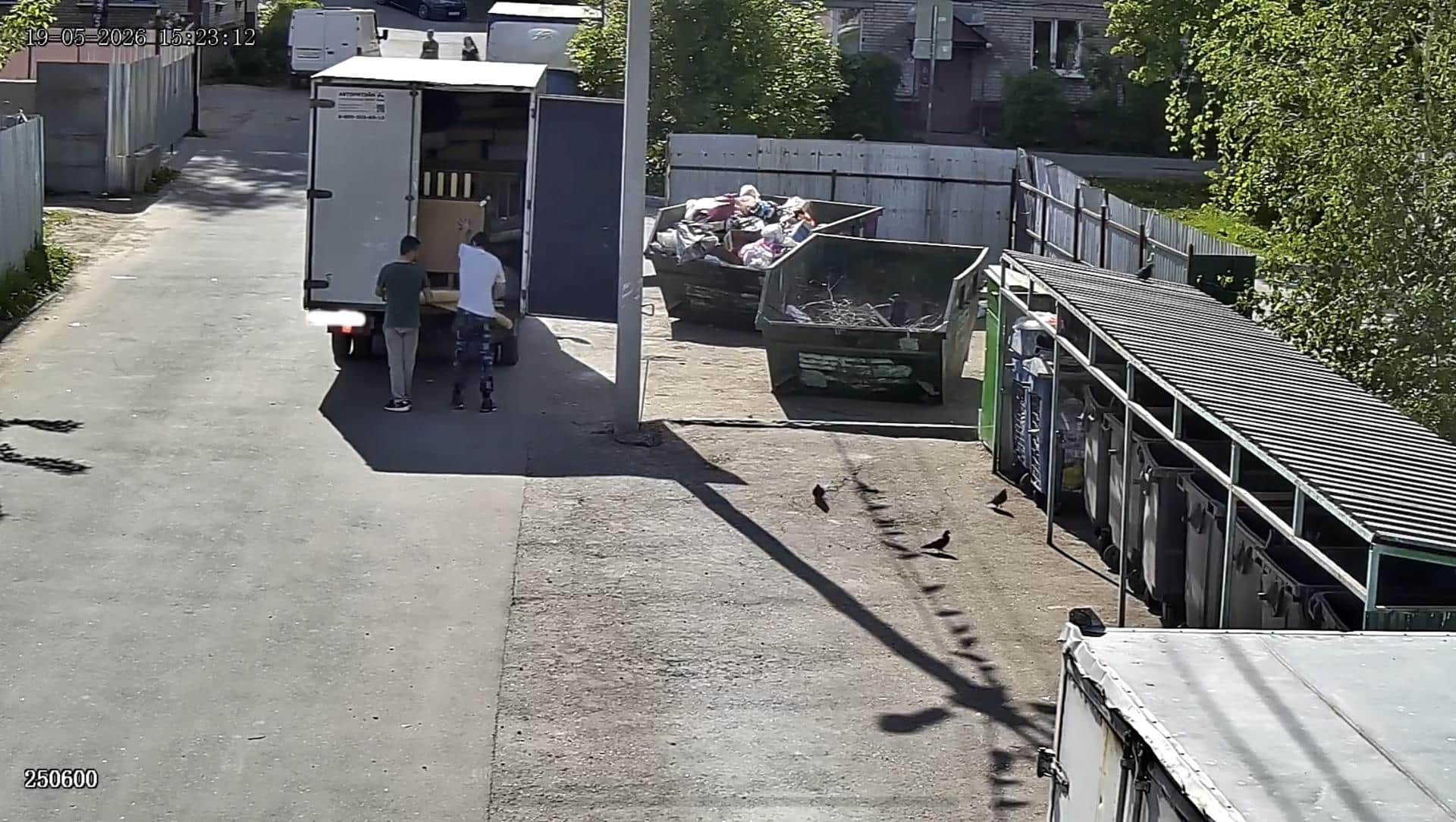 «Безопасный регион» не спит: в Серпухове камеры штрафуют за мусор у баков