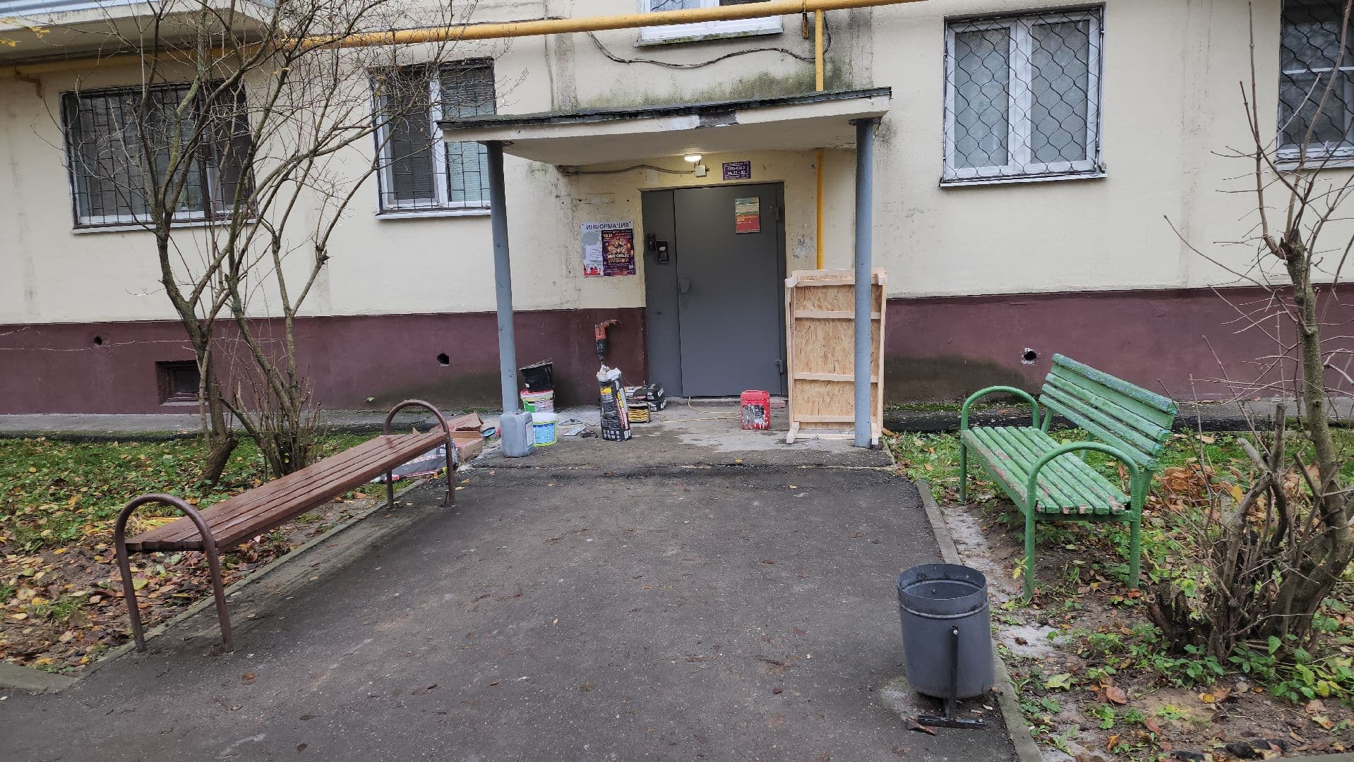 Ремонт подъезда пятиэтажки на Советской улице в Серпухове близится к завершению