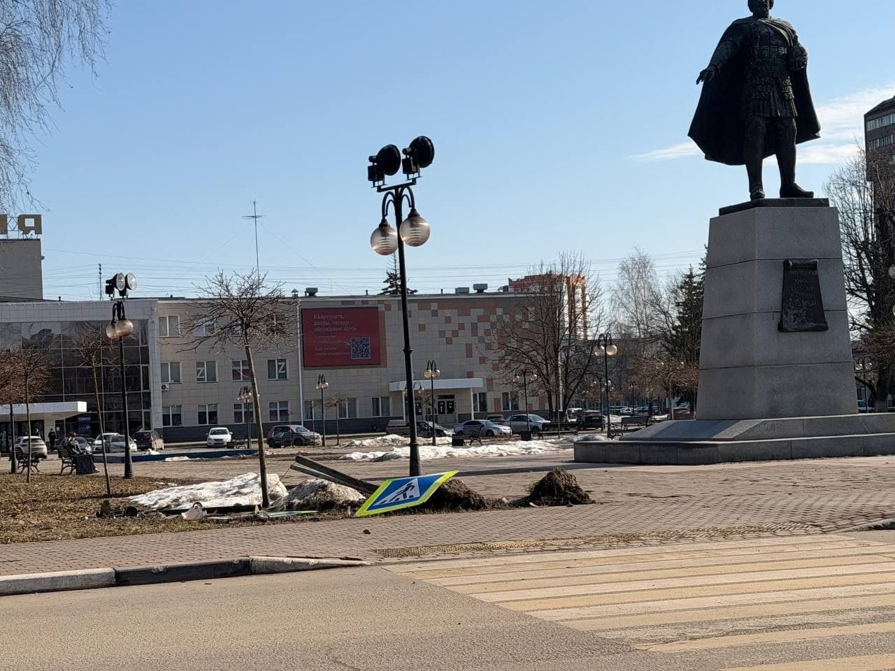 Вандализм зафиксировали на площади Владимира Храброго