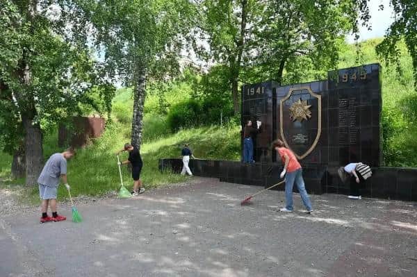 Подростки из Серпухова привели в порядок памятник у Соборной горы