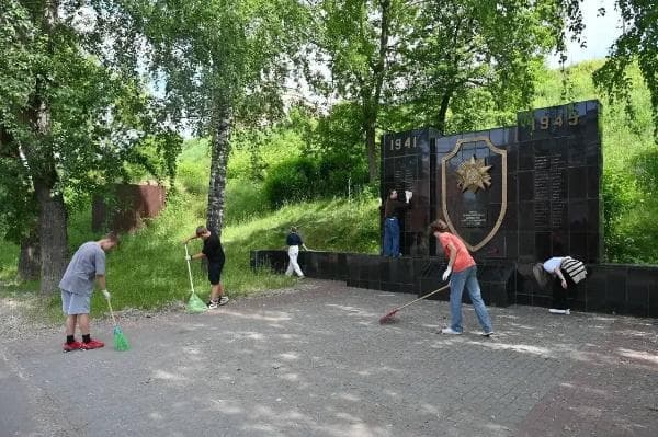 Подростки из Серпухова привели в порядок памятник у Соборной горы