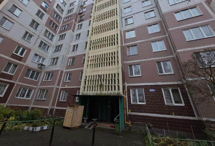 На Новой, 4 в Серпухове меняют старые лифты