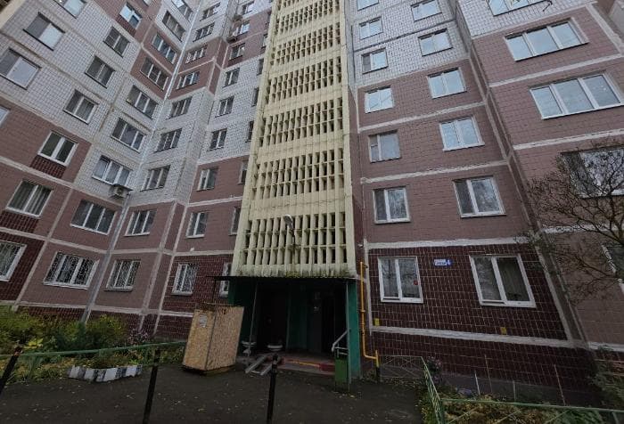 На Новой, 4 в Серпухове меняют старые лифты