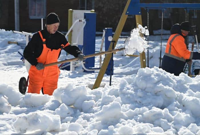 В Серпухове ежедневно 10 бригад убирают мусор и сухие ветки после зимы