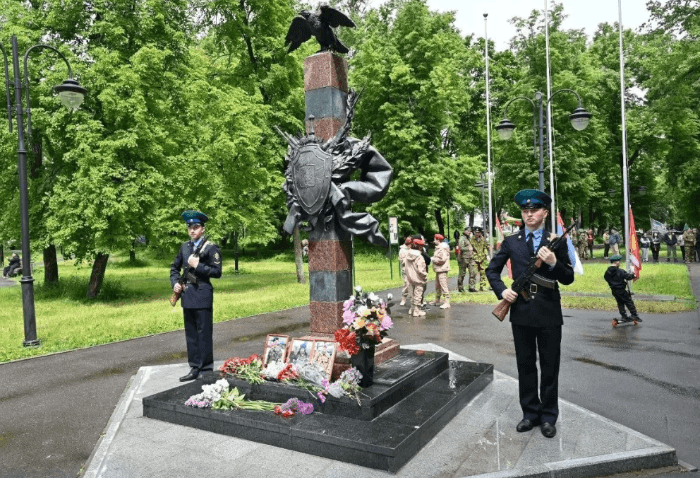 В Серпухове возложили цветы к мемориалу павших пограничников