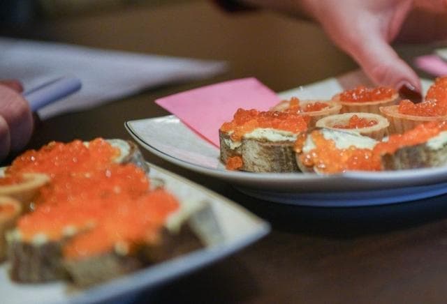 В икре пяти марок обнаружили кишечную палочку
