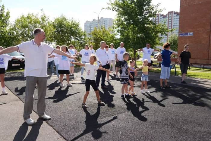 Чемпион мира провел зарядку в серпуховском дворе