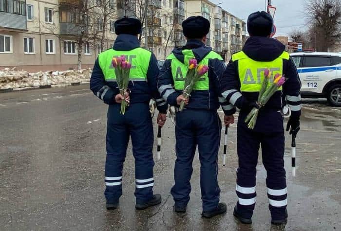 Инспекторы ГИБДД ловили автоледи в Серпухове, чтобы вручить цветы