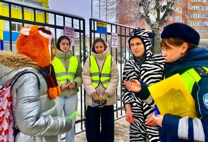 С зеброй по зебре переходили дорогу в Серпухове в рамках студенческой акции