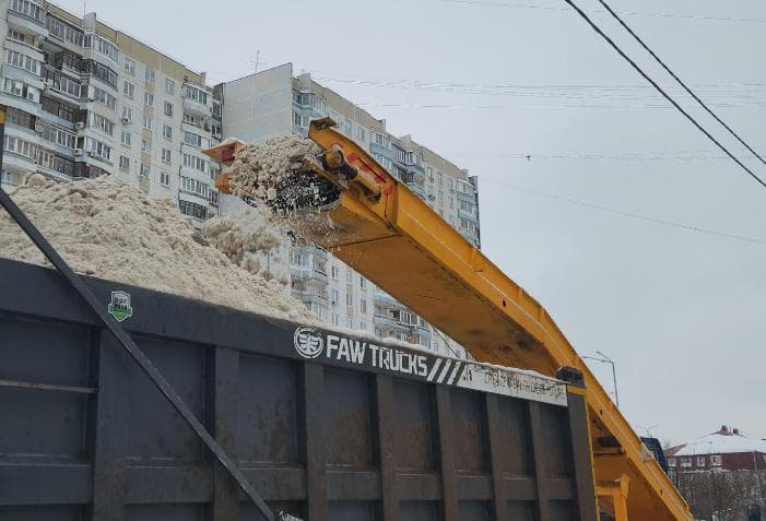 97 единиц техники и 250 рабочих в Серпухове заняты на вывозе снега