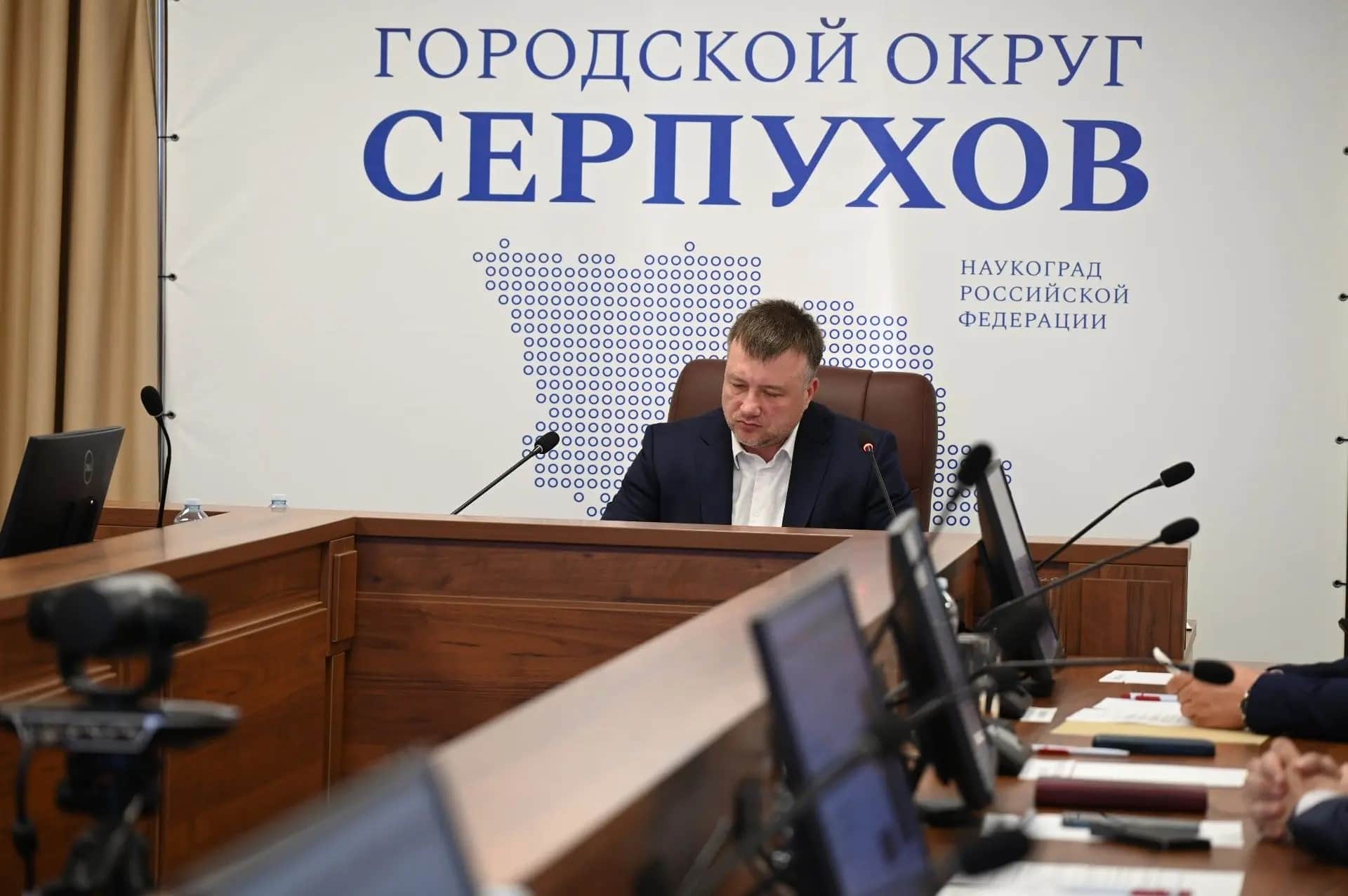 В Серпухове обсудили безопасность, школы, дороги и подготовку к праздникам
