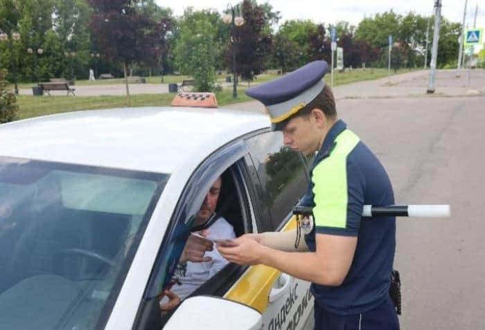 Электронные права узаконили, но показывать их пока не получится