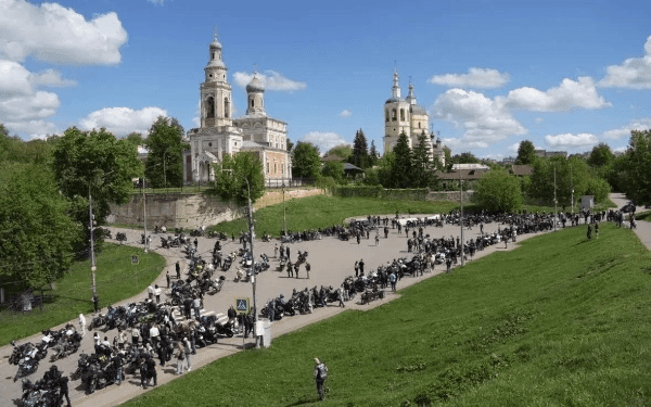 Мотоциклисты Серпухова открыли сезон у Вечного огня