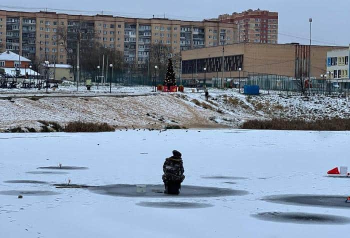 Экстремальные рыбаки в Серпухове выходят на лед вопреки всему
