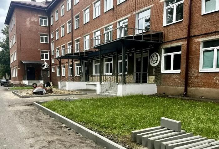 Территорию Серпуховского роддома благоустраивают