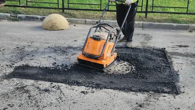 На Московском шоссе в Серпухове латают ямы по заявкам жителей