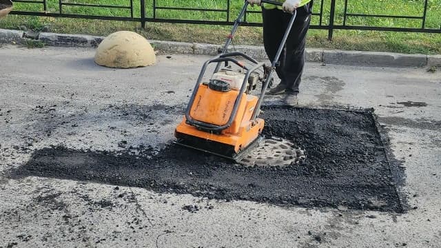 На Московском шоссе в Серпухове латают ямы по заявкам жителей