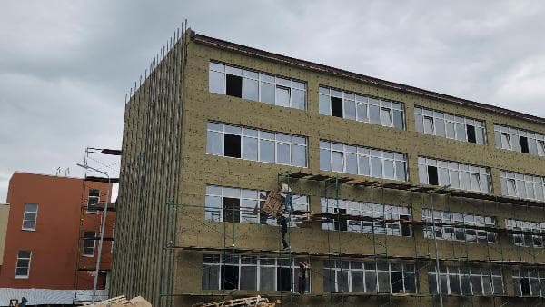 В школе №7 в Серпухове утепляют фасады и обустраивают входные группы