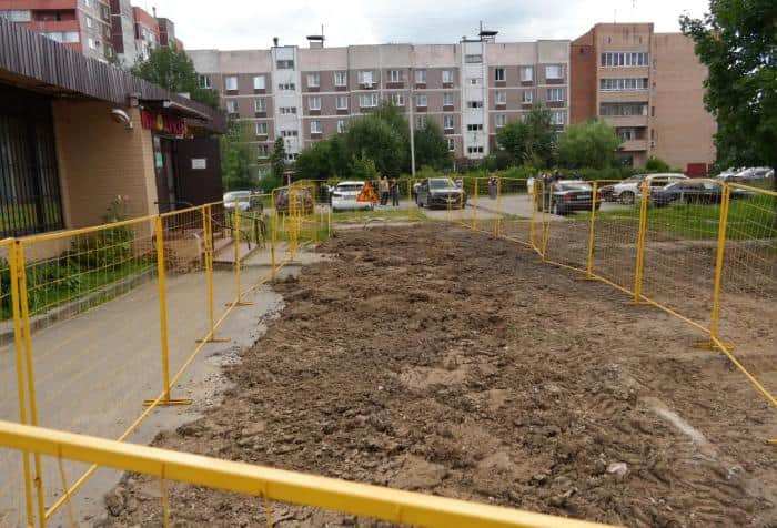У детсада «Центр детства» в Серпухове построят тротуар с ограждением