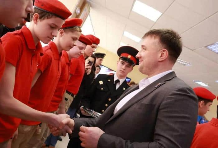 В центре «Патриот» 10 серпуховичей получили паспорта, 30 — значки юнармейцев