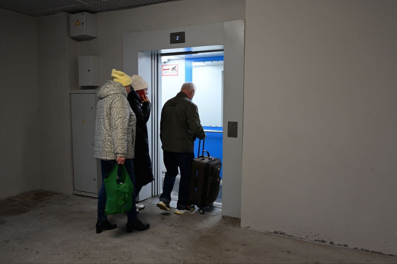 На новом мостовом переходе через железную дорогу начали работать три лифта