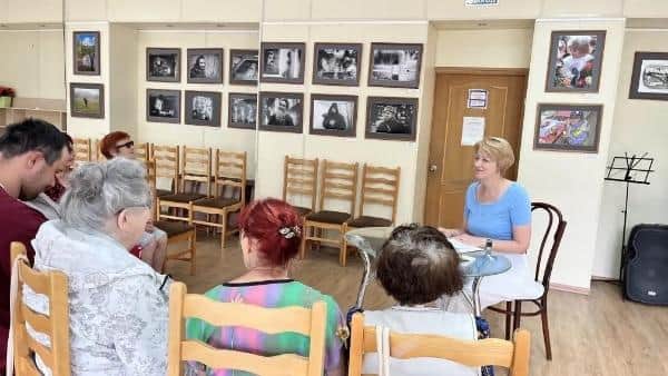«Близкие люди»: центр помощи пожилым, где сиделки учат смеяться