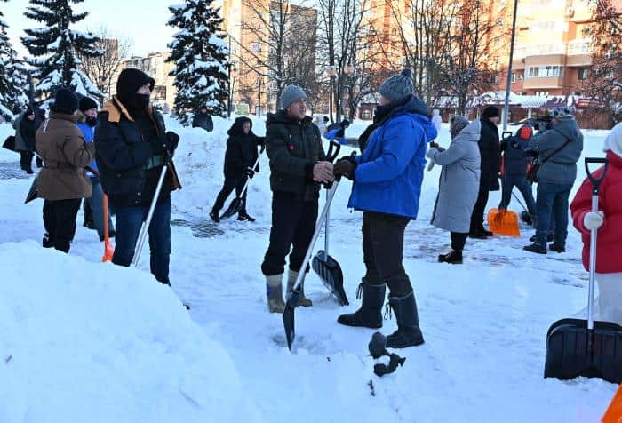 В Серпухове почти 600 человек вышли на снежный субботник