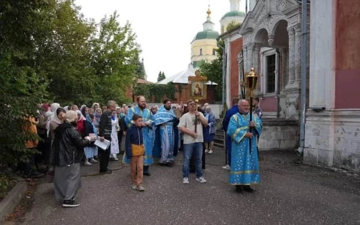 Сотни верующих прошли крестным ходом в Серпухове на Успение